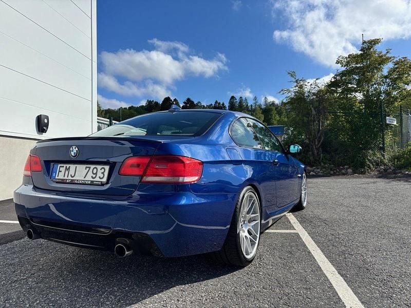 Blå Begagnad 2007 BMW 335 M Sport Sportkupé | 210 000 kr (Marknadspris) - Bild 1/4