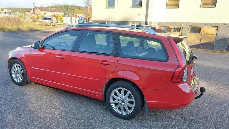 Röd Begagnad 2010 Volvo V50 Summum Kombi | 39 800 kr (Marknadspris) - Bild 1/4