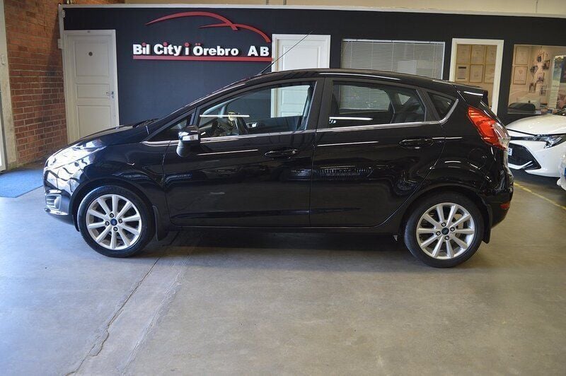 Svart Begagnad 2015 Ford Fiesta Titanium Halvkombi | 89 900 kr (Marknadspris) - Bild 1/4