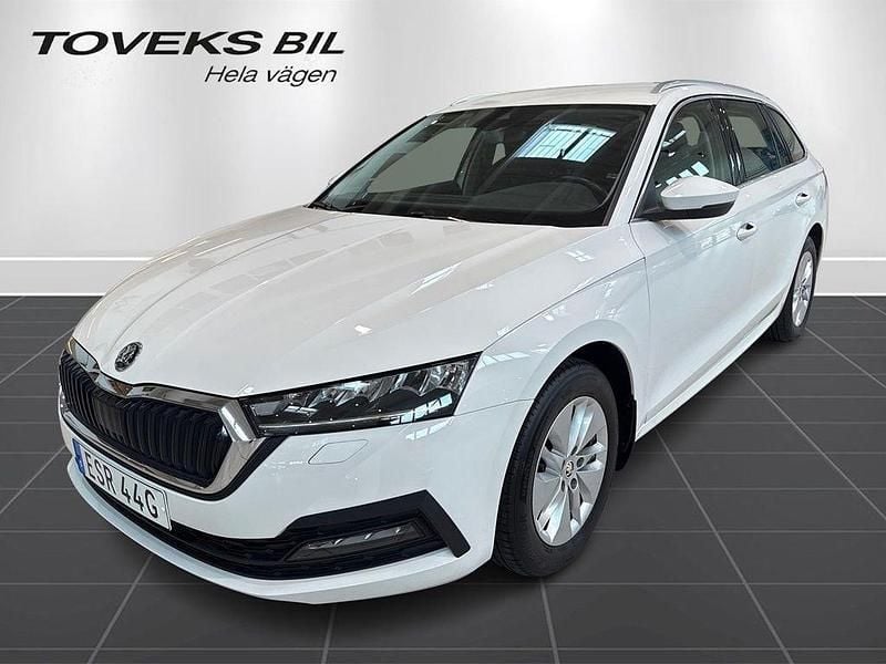 Vit (candy white) Begagnad 2022 Skoda Octavia Kombi | 239 900 kr (Marknadspris) - Bild 1/4
