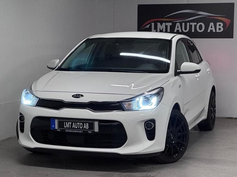 Vit Begagnad 2018 Kia Rio Halvkombi | 108 900 kr (Marknadspris) - Bild 1/4