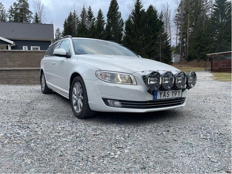 Vit Begagnad 2016 Volvo V70 Momentum Kombi | 205 000 kr (Lite dyr) - Bild 1/4