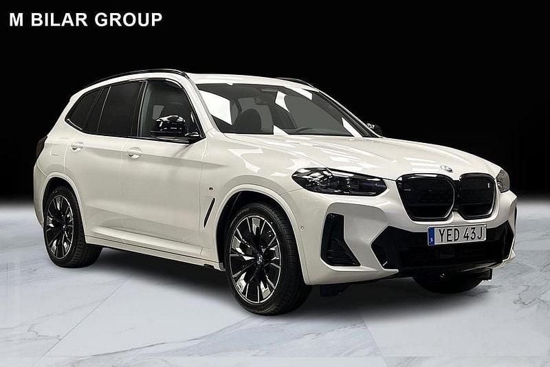 Vit Begagnad 2024 BMW iX3 Impressive SUV | 609 000 kr (Marknadspris) - Bild 1/4