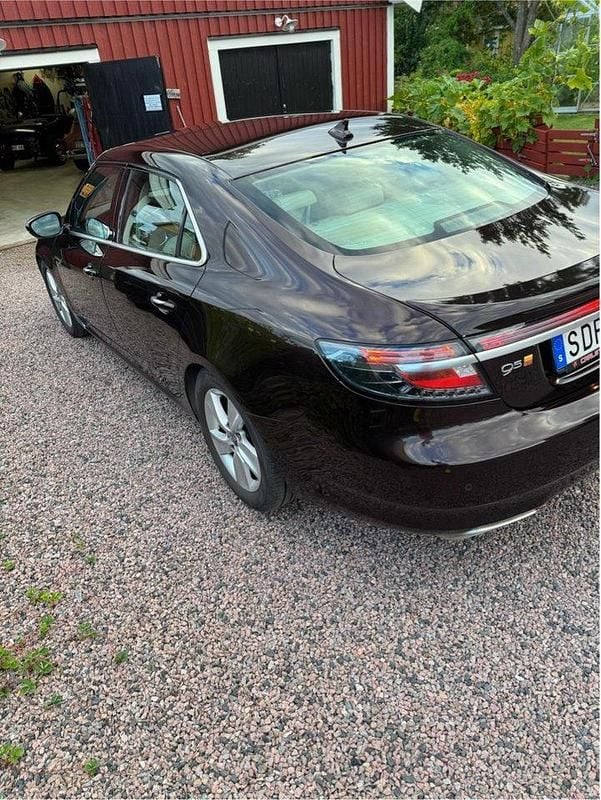 Brun Begagnad 2011 Saab 9-5 Vector Sedan | 80 000 kr (Marknadspris) - Bild 1/3