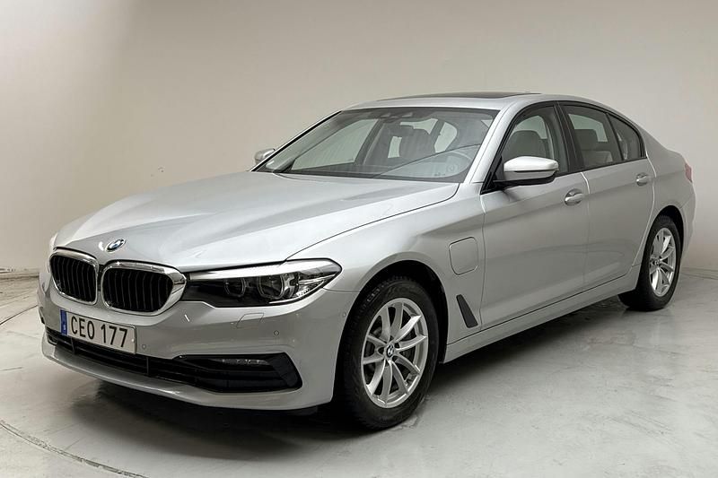 Silver Begagnad 2020 BMW 530 iPerformance Sedan | 290 000 kr (Marknadspris) - Bild 1/4