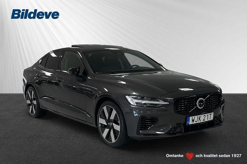 Grå Begagnad 2024 Volvo S60 Plus Sedan | 449 900 kr (Marknadspris) - Bild 1/4