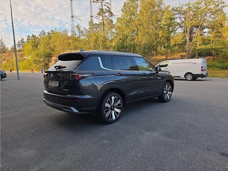 Begagnad Mitsubishi Outlander P-HEV Instyle 306 HK (225 kW) 2025 Grå SUV