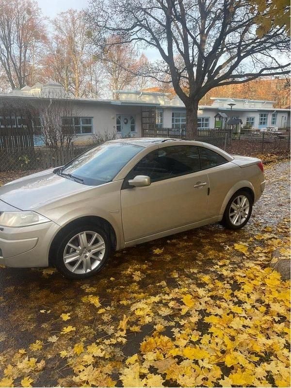 Grå Begagnad 2006 Renault Mégane Cabriolet Cab | 49 000 kr (Marknadspris) - Bild 1/4