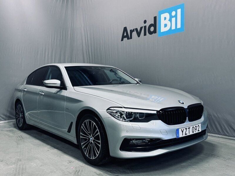 Silver Begagnad 2017 BMW 520 Sport Line Sedan | 279 800 kr (Marknadspris) - Bild 1/3