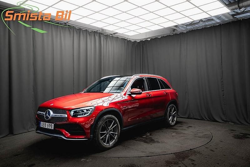 Röd Begagnad 2020 Mercedes GLC300e AMG SUV | 349 900 kr (Bra pris) - Bild 1/3