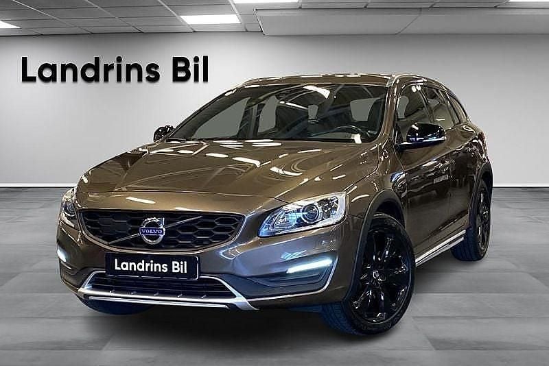 Brun Begagnad 2016 Volvo V60 CC Summum Kombi | 199 000 kr (Marknadspris) - Bild 1/4