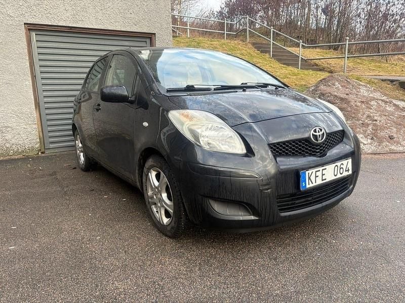 Begagnad Toyota Yaris 101 HK (74 kW) 2009 Svart Halvkombi