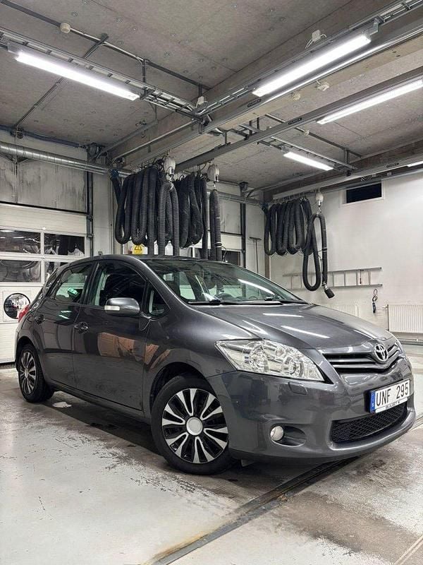 Grå Begagnad 2011 Toyota Auris Plus Halvkombi | 69 000 kr (Marknadspris) - Bild 1/4