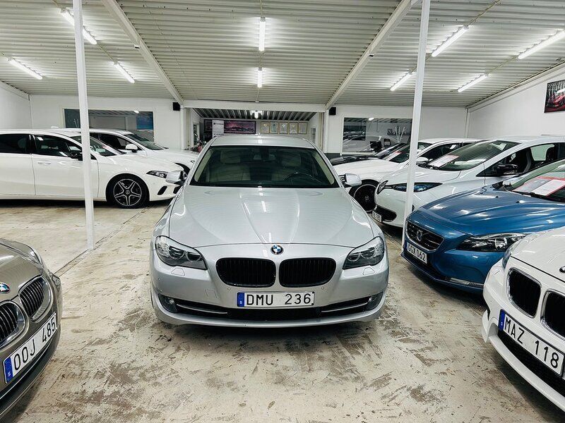 Ljusgrå (grå) Begagnad 2013 BMW 530 Sedan | 159 900 kr (Superpris) - Bild 1/4