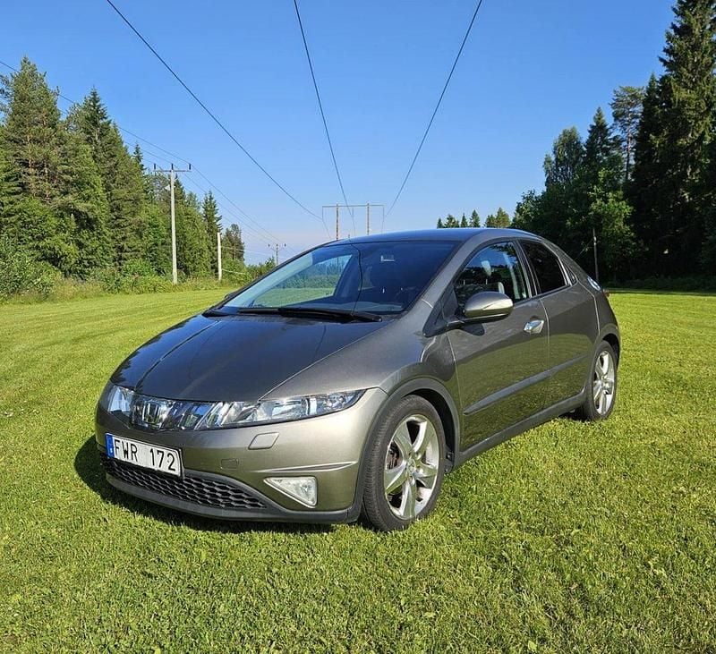 Grå Begagnad 2007 Honda Civic Sport Halvkombi | 64 900 kr (Marknadspris) - Bild 1/4