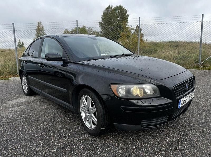 Svart Begagnad 2006 Volvo S40 Sedan | 39 000 kr (Marknadspris) - Bild 1/4