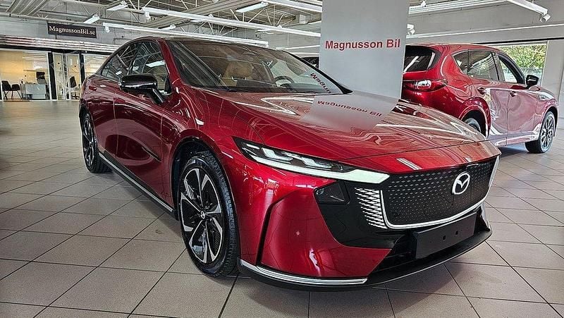 Röd (soul red metallic ) Ny 2025 Mazda 6e Takumi-Line Sedan | 472 400 kr (Marknadspris) - Bild 1/3