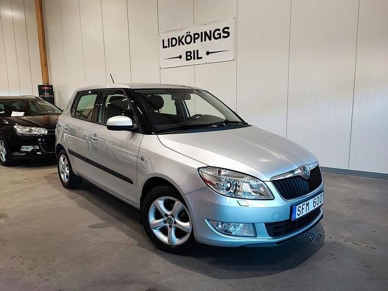 Silver Begagnad 2012 Skoda Fabia Elegance Halvkombi | 49 900 kr (Marknadspris) - Bild 1/4