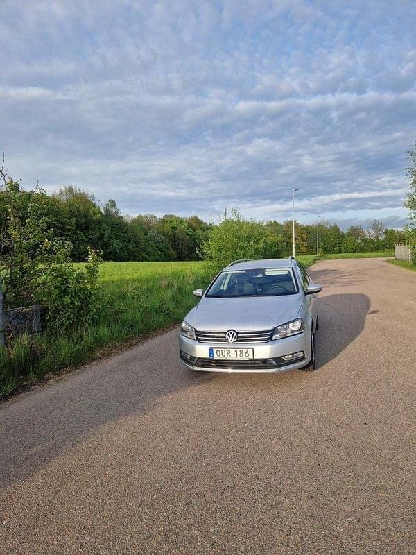 Silver Begagnad 2012 VW Passat Kombi | 57 900 kr (Bra pris) - Bild 1/4