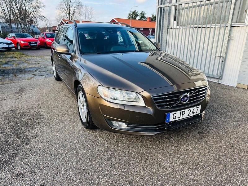 Brun (brun metallic) Begagnad 2014 Volvo V70 Momentum Kombi | 129 900 kr (Lite dyr) - Bild 1/4