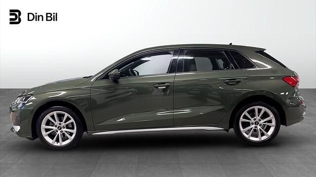 Begagnad Audi A3 Advanced Plus 150 HK (110 kW) 2025 Distriktgrön metallic Sedan