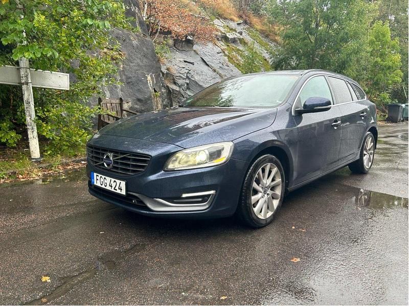 Blå Begagnad 2014 Volvo V60 Momentum Kombi | 87 000 kr (Superpris) - Bild 1/4