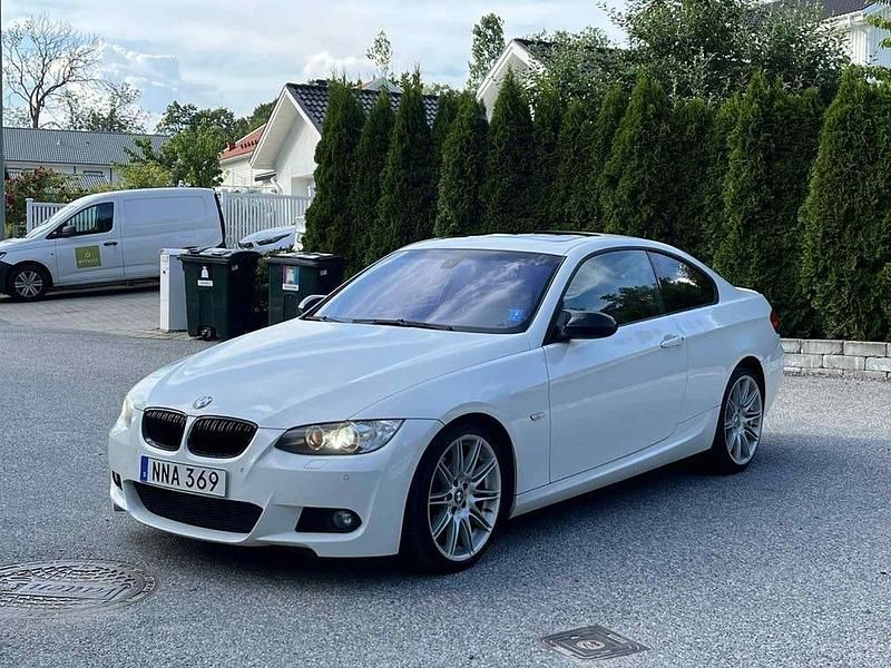 Vit Begagnad 2008 BMW 320 Comfort Edition Sportkupé | 99 900 kr (Lite dyr) - Bild 1/4
