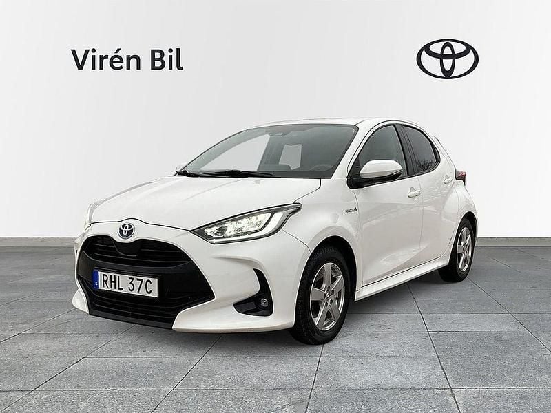 Vit Begagnad 2021 Toyota Yaris Hybrid Active Halvkombi | 185 000 kr (Marknadspris) - Bild 1/4