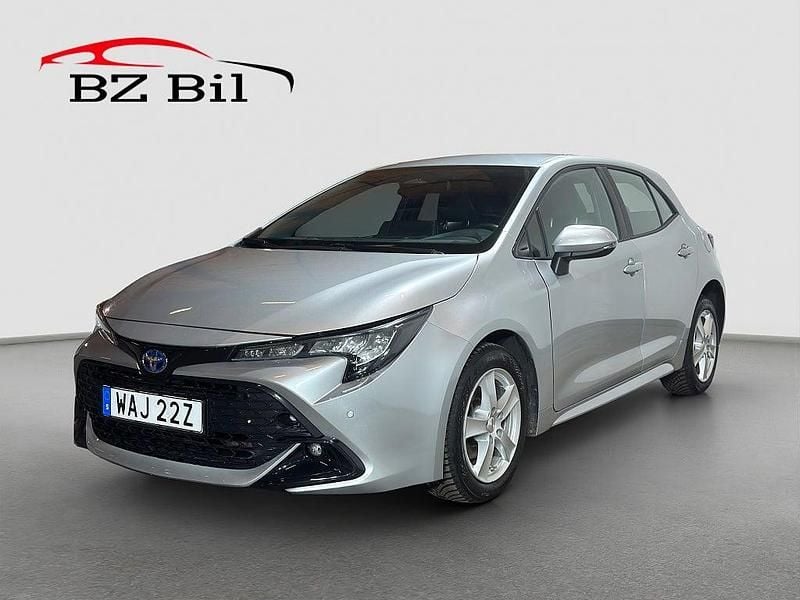 Silver Begagnad 2023 Toyota Corolla Hybrid Active Halvkombi | 209 900 kr (Marknadspris) - Bild 1/4