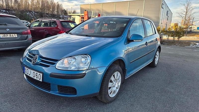 Begagnad VW Golf IV Trendline 102 HK (75 kW) 2006 Blå Halvkombi