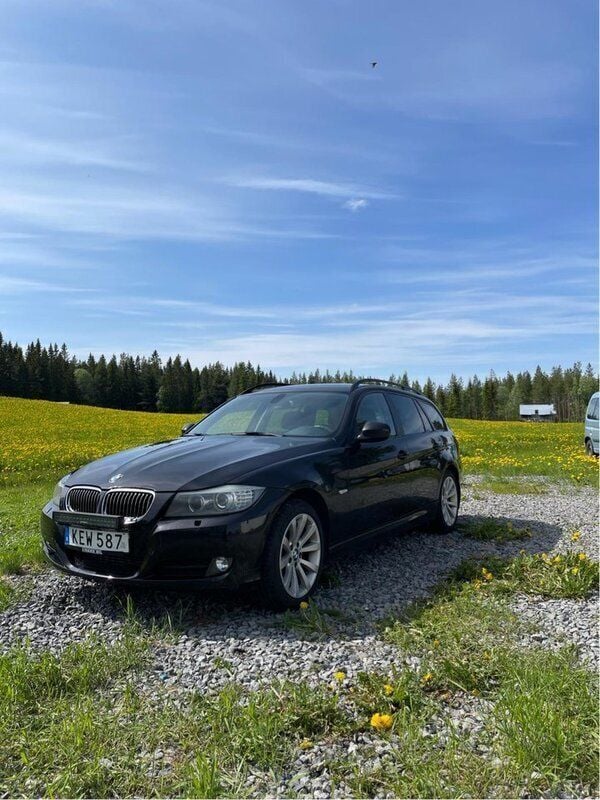 Svart Begagnad 2010 BMW 320 Comfort Edition Kombi | 83 000 kr (Marknadspris) - Bild 1/4