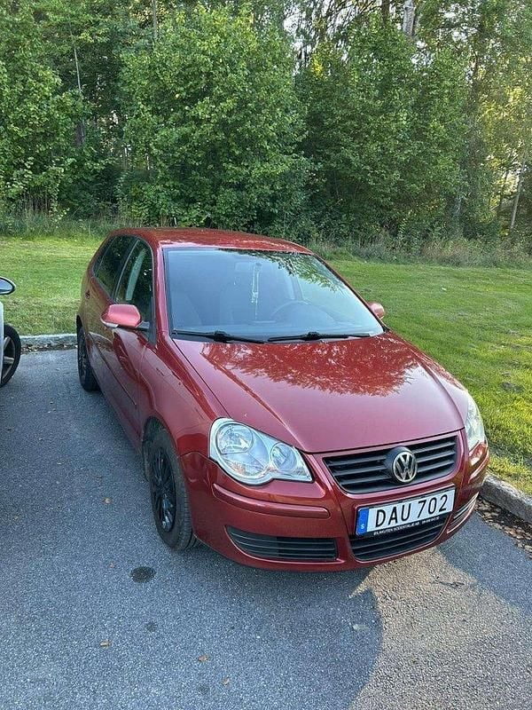 Röd Begagnad 2006 VW Polo Halvkombi | 37 000 kr (Lite dyr) - Bild 1/4