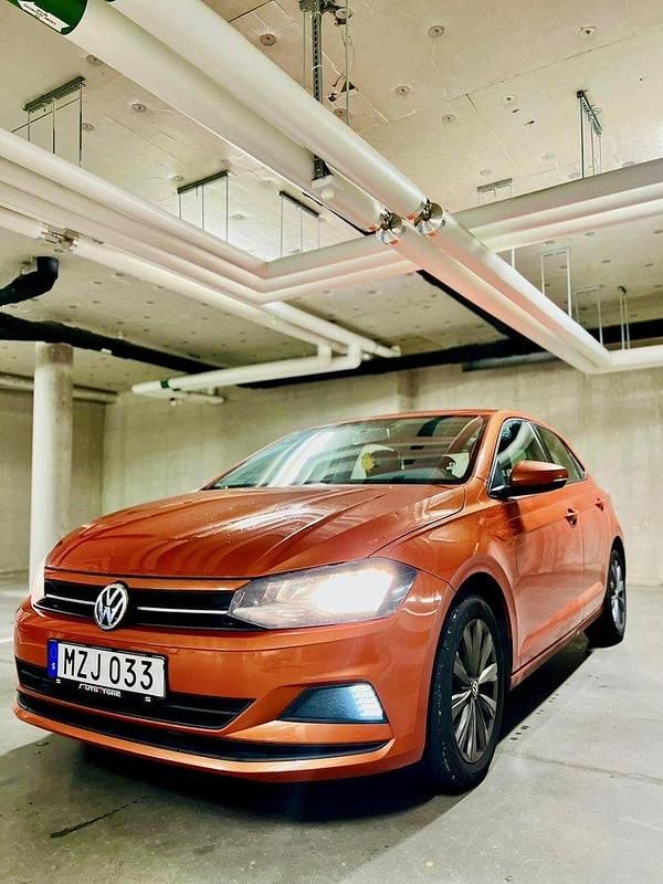 Orange Begagnad 2018 VW Polo Halvkombi | 69 999 kr (Marknadspris) - Bild 1/4