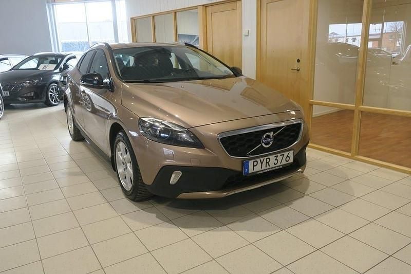Begagnad Volvo V40 CC Momentum 190 HK (139 kW) 2016 Brun Kombi