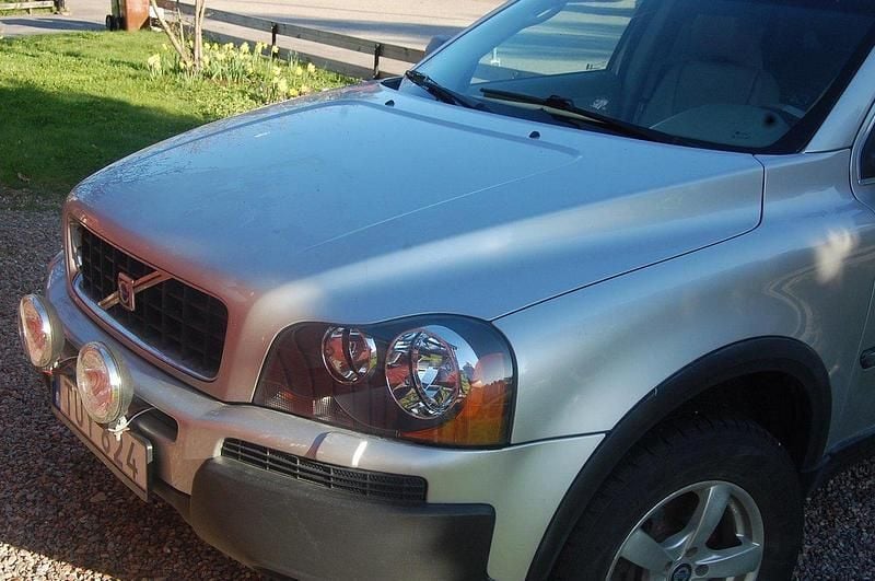 Grå Begagnad 2003 Volvo XC90 Standard SUV | 15 000 kr (Superpris) - Bild 1/4