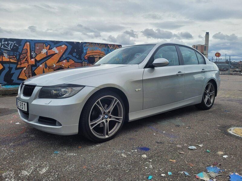 Grå Begagnad 2008 BMW 320 Advantage Sedan | 78 000 kr (Marknadspris) - Bild 1/4