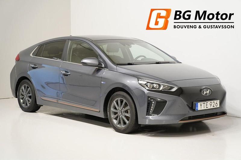 Grå Begagnad 2018 Hyundai Ioniq Premium Sedan | 139 800 kr (Marknadspris) - Bild 1/4