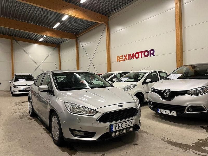 Grå Begagnad 2015 Ford Focus Trend Halvkombi | 69 900 kr (Marknadspris) - Bild 1/4