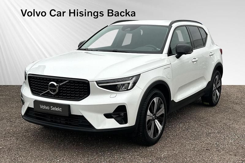 Vit Begagnad 2022 Volvo XC40 Plus SUV | 399 900 kr (Marknadspris) - Bild 1/2
