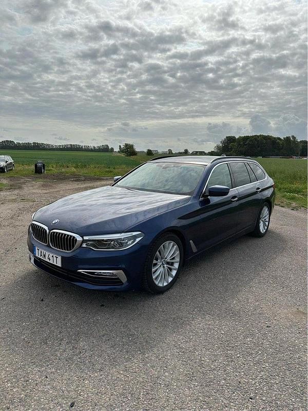 Blå Begagnad 2018 BMW 530 Luxury Line Kombi | 269 000 kr (Marknadspris) - Bild 1/4