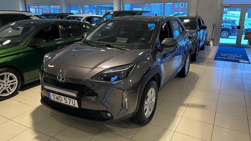 Grå Begagnad 2022 Toyota Yaris Cross Active SUV | 249 900 kr (Bra pris) - Bild 1/4