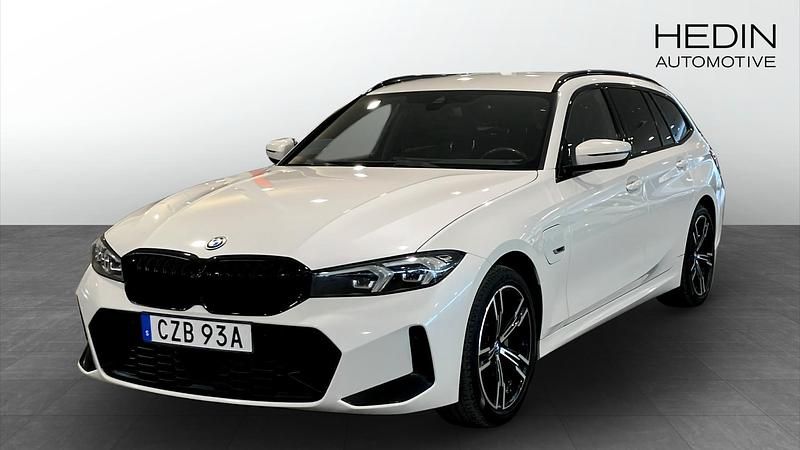 Begagnad BMW 330e M Sport 292 HK (214 kW) 2022 Vit Kombi
