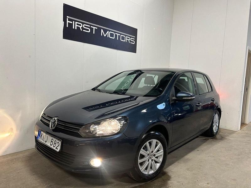 Mörkgrå (grå) Begagnad 2010 VW Golf Halvkombi | 52 990 kr (Marknadspris) - Bild 1/4