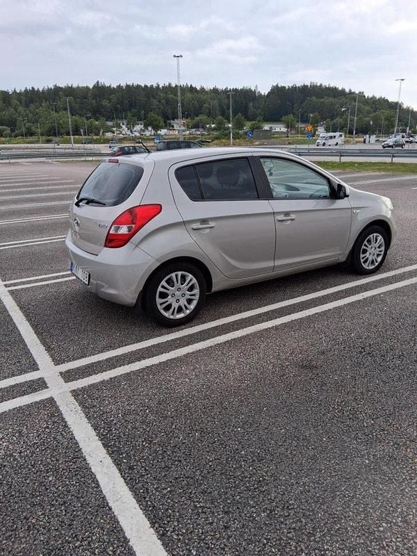 Silver Begagnad 2010 Hyundai i20 Select Halvkombi | 38 500 kr (Marknadspris) - Bild 1/4