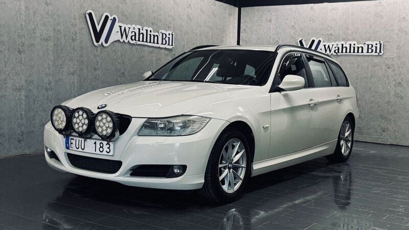 Vit Begagnad 2012 BMW 320 Comfort Edition Kombi | 79 900 kr (Marknadspris) - Bild 1/4