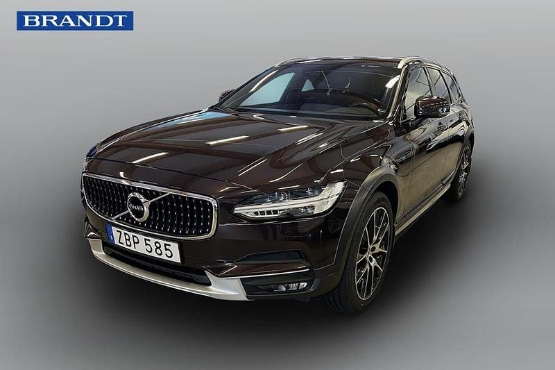 Mörkbrun (brun) Begagnad 2018 Volvo V90 CC Momentum Kombi | 274 900 kr (Marknadspris) - Bild 1/4