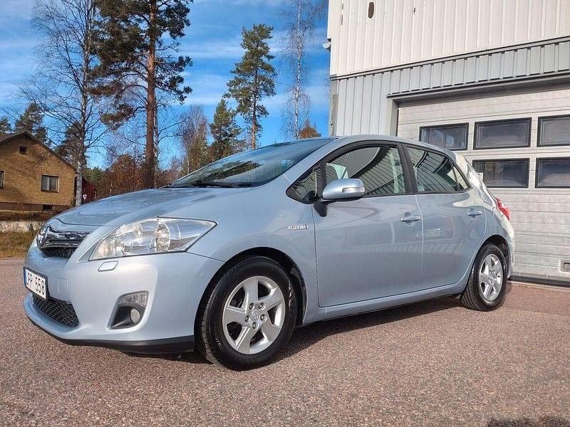 Ljusblå Begagnad 2011 Toyota Auris Hybrid Halvkombi | 98 000 kr (Bra pris) - Bild 1/4
