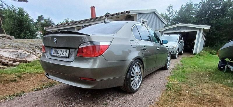 Brun Begagnad 2004 BMW 520 Sedan | 39 000 kr (Lite dyr) - Bild 1/4