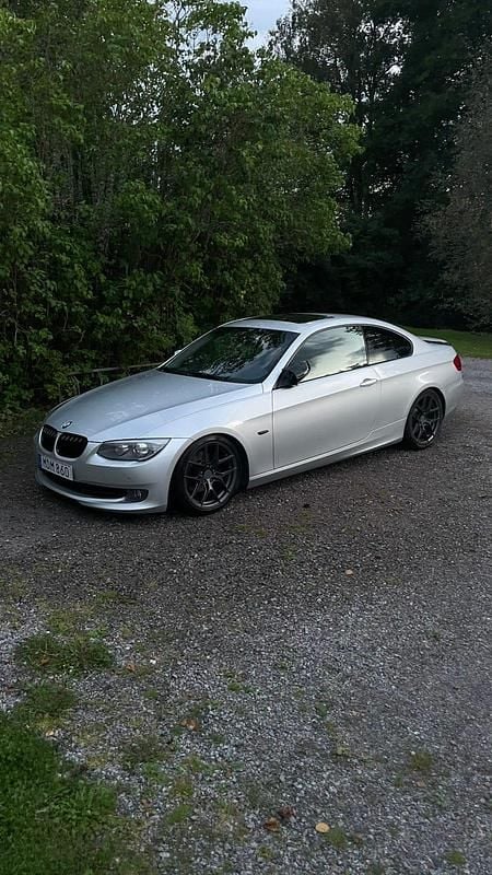 Begagnad 2012 BMW 320 Sportkupé | 100 000 kr (Marknadspris) - Bild 1/4