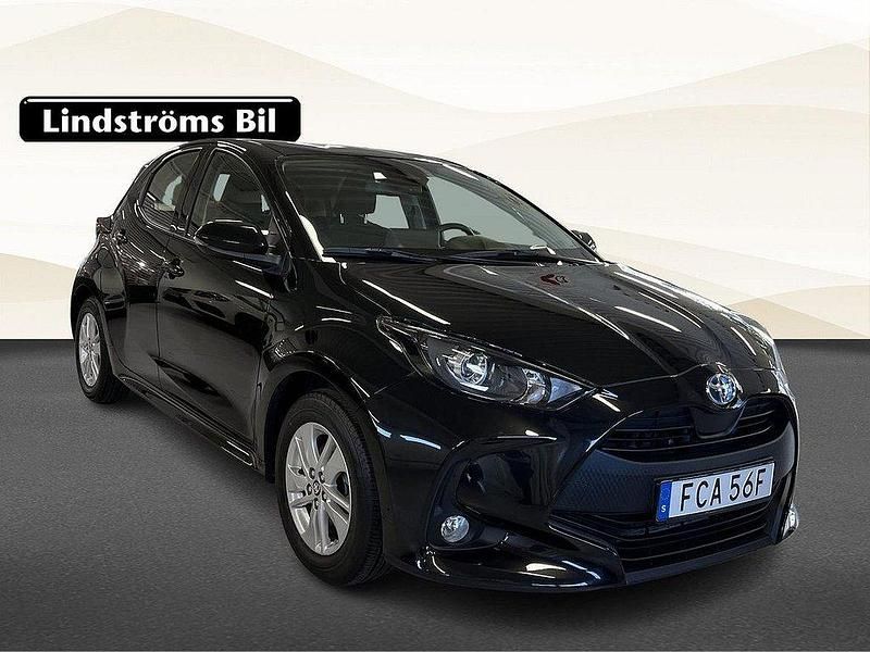Svart Begagnad 2023 Toyota Yaris Hybrid Active Halvkombi | 249 900 kr (Marknadspris) - Bild 1/3